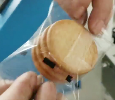 全自動包裝機包裝餅干作業(yè)現(xiàn)場