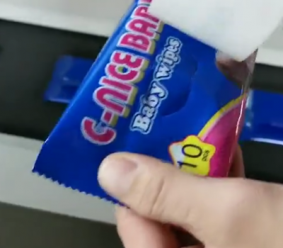 全自動包裝機包裝酒精作業(yè)現(xiàn)場